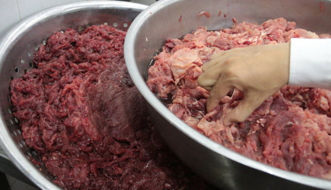 Thịt heo nái màu nhạt (bên phải) sau khi ngâm hóa chất biến thành thịt bò màu đỏ tươi (bên trái) - Ảnh Tiến Long