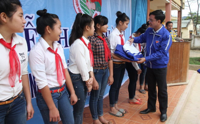 Đại diện Tỉnh đoàn Thanh Hóa trao tặng áo ấm cho các em học sinh Trường phổ thông dân tộc bán trú THCS xã Na Mèo - Ảnh: Hà Đồng