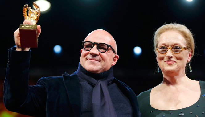 Đạo diễn Gianfranco Rosi (trái) nhận giải  Gấu vàng LHP Berlin bên cạnh Trưởng ban giám khảo Meryl Streep - Ảnh: Reuters
