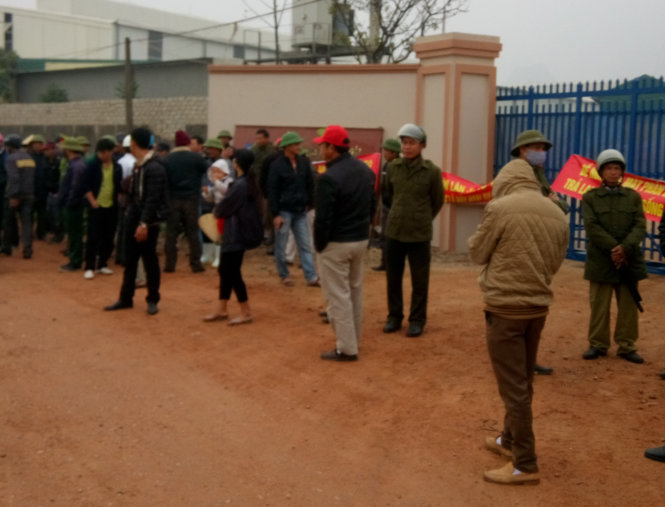 Người dân tập trung trước Nhà máy sản xuất phân bón Sao Nông (ngày 19-2) để phản đối hoạt động sản xuất gây ô nhiễm - Ảnh: H.Đồng