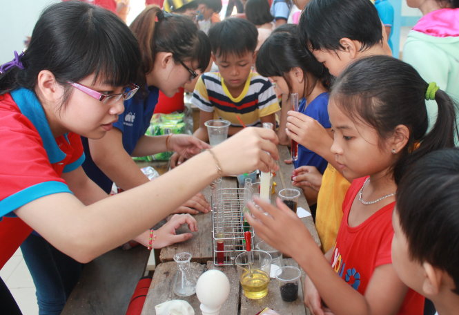 Sân chơi khoa học vui với các thí nghiệm thú vị cho thiếu nhi do chương trình trí thức khoa học trẻ tình nguyện tổ chức - Ảnh: Q.L.