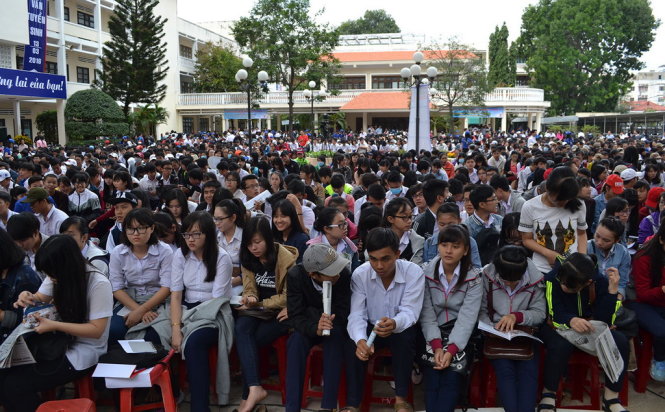 Hơn 4.000 HS các trường THPT ở Khánh Hòa ngồi chật kín sân Trường ĐH Khánh Hòa để nghe tư vấn - Ảnh: DUY THANH