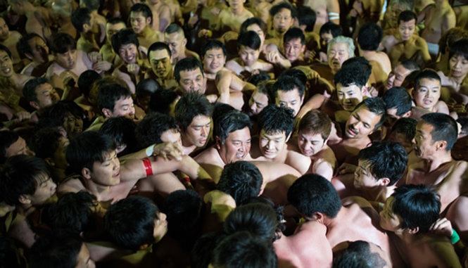 Những người tham dự lễ hội chen nhau giành gậy thiêng - Ảnh: Getty Images