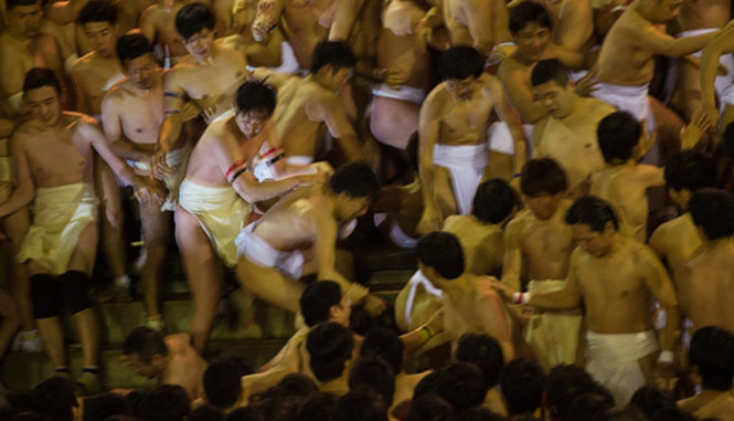 Hàng ngàn người giành giật nhau - Ảnh: Getty Images