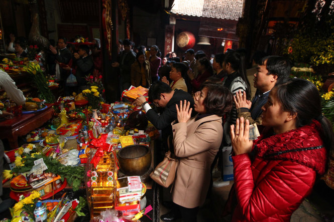 Phía trong đền Thiên Trường, lượng người làm lễ khá đông, nhiều người mang nhiều hiện vật để cúng tế - Ảnh: Nguyễn Khánh