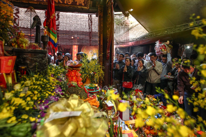 Những cành lộc và hoa thường bị cướp sạch sau giờ khai ấn khi đám đông ùn ùn kéo về đền Thiên Trường gây ra tình trạng hỗn loạn - Ảnh: Nguyễn Khánh