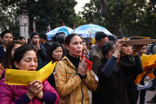 Đền Trần Nam Định được người dân truyền miệng để cầu danh và cầu lộc nên mỗi năm có hàng vạn khách du lịch thập phương đến làm lễ  - Ảnh: Nguyễn Khánh