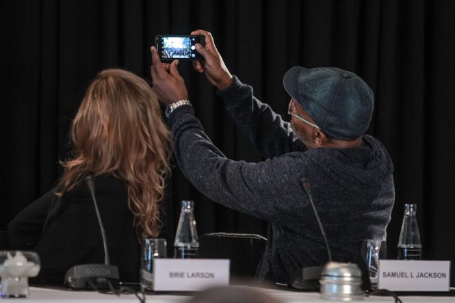 Samuel L. Jackson chụp ảnh selfie cùng nữ diễn viên Brie Larson. Ảnh: Nguyễn Khánh.