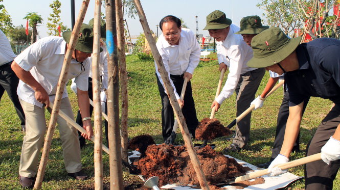 Phó bí thư Thường trực Thành ủy TP Tất Thành Cang cùng các đại biểu trồng cây - Ảnh: Mai Hương