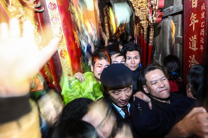 Không gian tại đền Trần tỏ ra quá nhỏ bé so với quy mô của đám đông, cảnh chèn ép là không thể tránh khỏi - Ảnh: Nguyễn Khánh