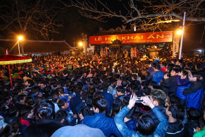 Đến rạng sáng 22-1, hàng nghìn người vẫn ở đền Trần gây ra tình trạng hỗn loạn, nhiều người bị kẻ gian móc túi - Ảnh: Nguyễn Khánh