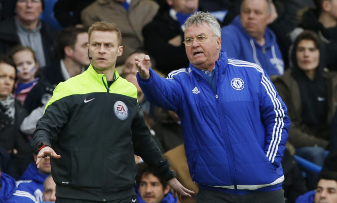 HLV Hiddink (phải) trong trận Chelsea thắng M.C. Ảnh: Reuters