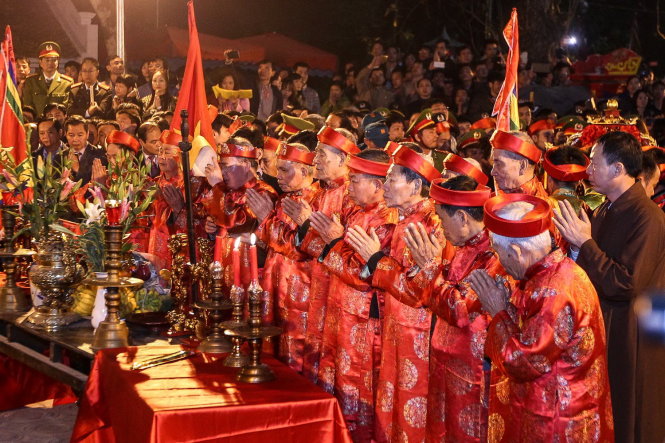Các bô lão tại Phường Lộc Vượng thắp hương chuẩn bị cử hành nghi lễ khai ấn - - Ảnh: Nguyễn Khánh