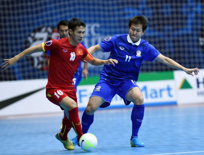 Thủ quân đội tuyển futsal VN Nguyễn Bảo Quân (trái) trong trận gặp Thái Lan đêm qua - Ảnh: Quang Thắng