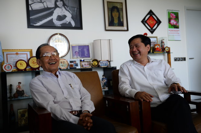 Bí thư Thành ủy Đinh La Thăng (phải) thăm và chúc mừng BS Trần Đông A - Ảnh THUẬN THẮNG
