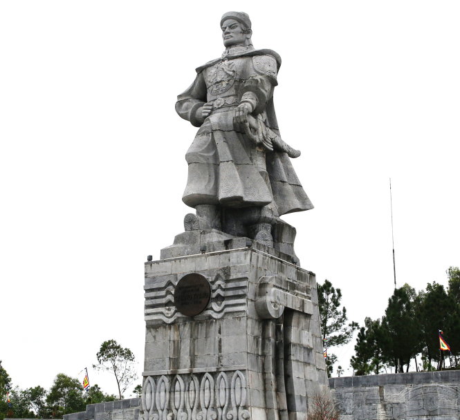 Tượng đài vua Quang Trung ở Huế - Ảnh: Ngọc Dương