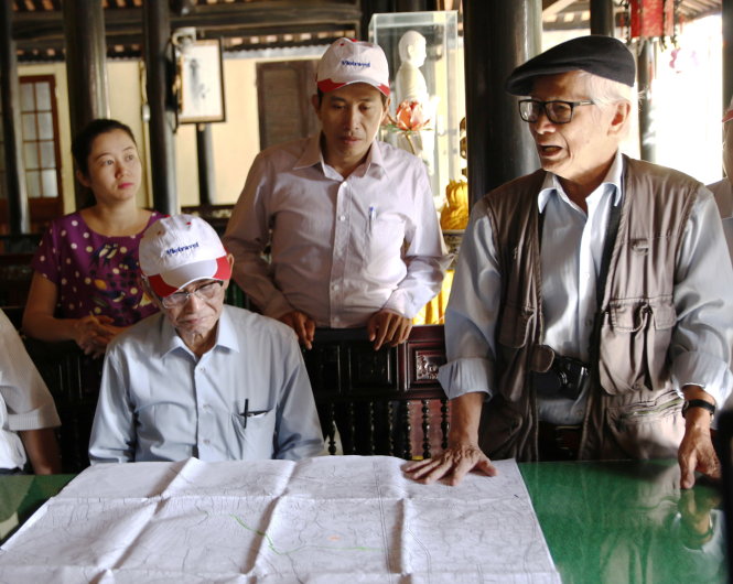 Nhà nghiên cứu Nguyễn Đắc Xuân thuyết minh với GS Phan Huy Lê (người ngồi) về cung điện Đan Dương - Ảnh: Minh Tự