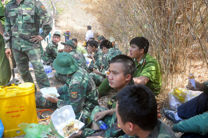 Đến hơn 11g ngày 22-2, các lực lượng tham gia chữa cháy trên núi Minh Đạm mới được ăn sáng - Ảnh: Đông Hà.