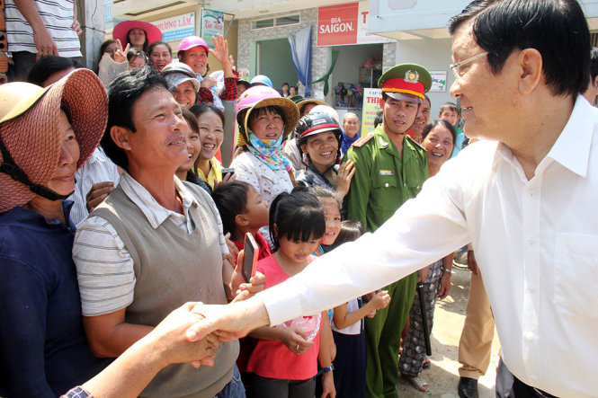 Chủ tịch nước niềm nợ trò chuyện cùng bà con đảo Lý Sơn - Ảnh: Trần Mai