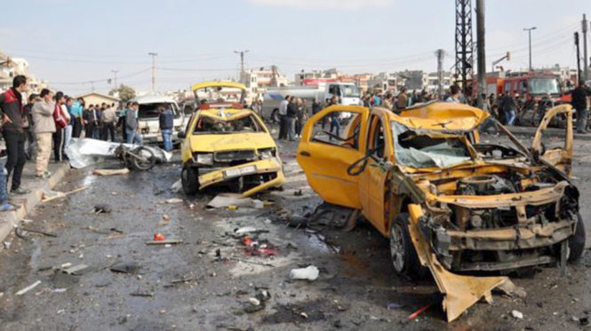 Hiện trường vụ đánh bom đẫm máu ở Homs - Ảnh: AFP