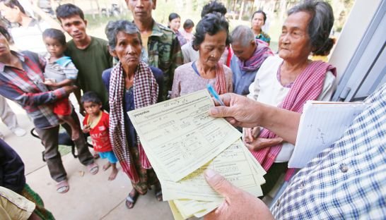 Người dân một ngôi làng ở tỉnh Battambang chờ kết quả xét nghiệm HIV - Ảnh: Phnom Penh Post