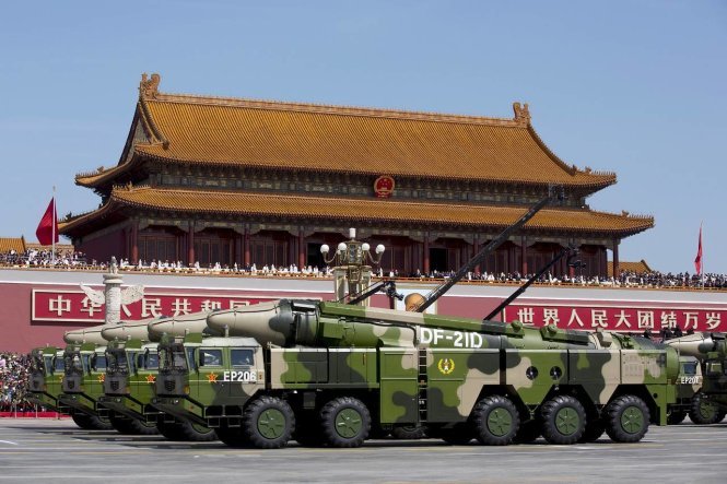 Tên lửa chống tàu DF-21D được quân đội Trung Quốc khoe trong một cuộc diễu binh ở Bắc Kinh hồi tháng 9-2015 - Ảnh: Reuters