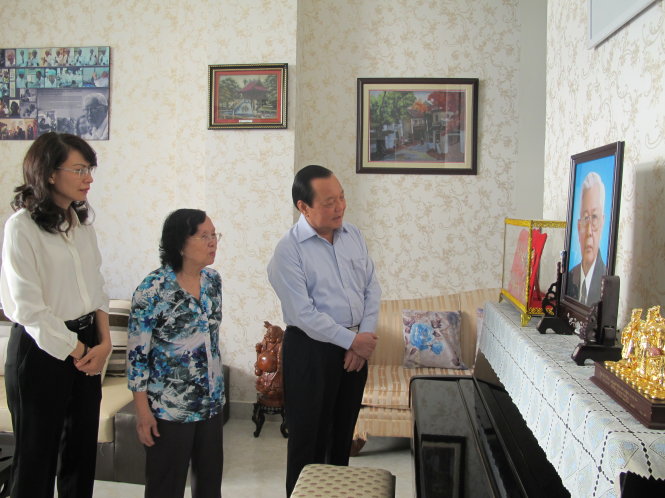 Ông Lê Thanh Hải, nguyên Ủy viên Bộ Chính trị, nguyên Bí thư Thành ủy (phải) và bà Nguyễn Thị Thu - Phó chủ tịch UBND Thành phố (trái) trước di ảnh cố BS Dương Quang Trung