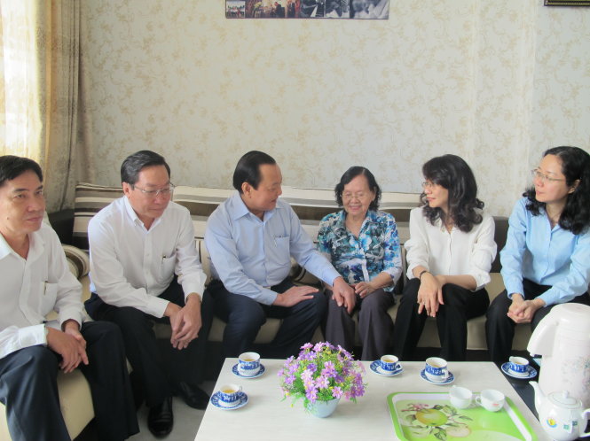 Ông Lê Thanh Hải, nguyên Ủy viên Bộ Chính trị, nguyên Bí thư Thành ủy (thứ ba từ trái qua) và bà Nguyễn Thị Thu, Phó Chủ tịch UBND TP.HCM (thứ hai từ phải qua) thăm gia đình cố BS Dương Quang Trung