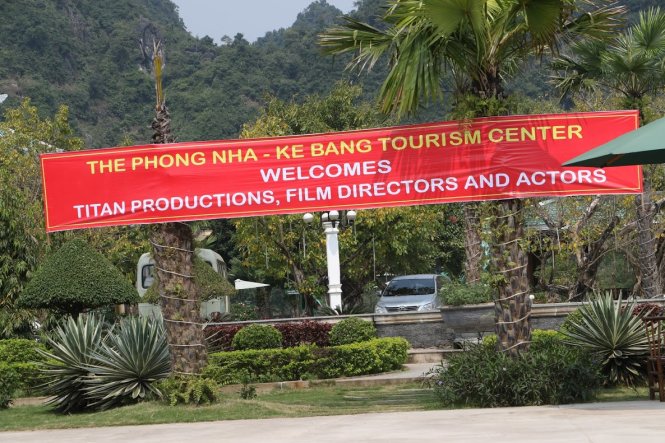 Các khách sạn, nhà nghỉ, khu du lịch tại Phong Nha treo bảng hiệu chào mừng đoàn phim - Ảnh: MINH VŨ