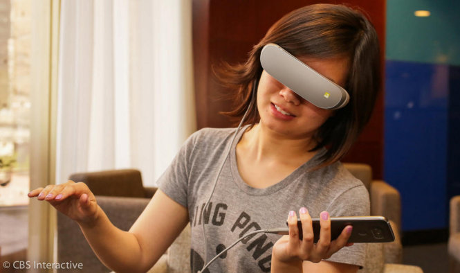 Trải nghiệm kính thực tế ảo LG 360 VR - Ảnh: CNET/CBS Interactive