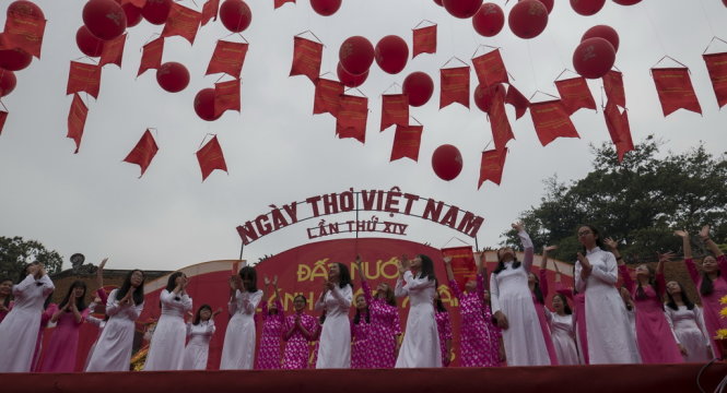 Màn thả thơ tại Ngày thơ VN - Ảnh: Việt Dũng