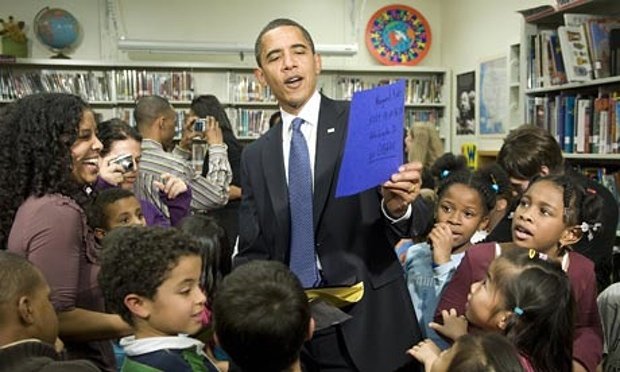 Tổng thống Mỹ Barack Obama trong một lần đến thăm một lớp học ở Washington - Ảnh: AFP