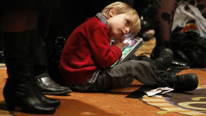 Trẻ em ngày nay được tiếp cận thiết bị công nghệ cao từ sớm - Ảnh: Reuters