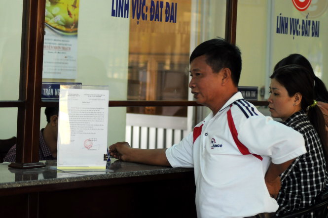 Người dân làm hồ sơ tại văn phòng một cửa trong trụ sở UBND huyện Nhơn Trạch (Đồng Nai) - Ảnh: A Lộc