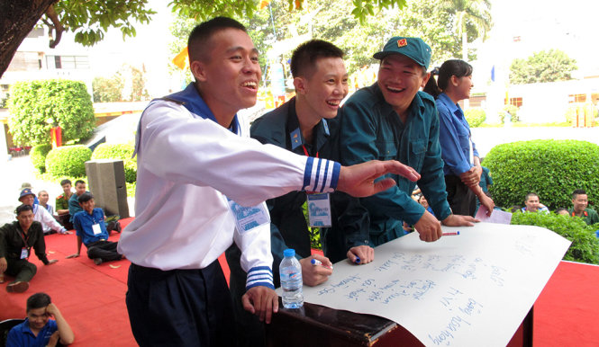 Các tân binh của quận 12 tham gia trò chơi “đóan ý đồng đội” tại hội trại tòng quân 2016 - Ảnh: K.ANH