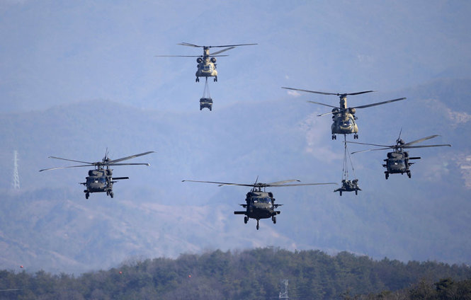 Trực thăng quân sự CH-47 và Black Hawk tham gia vào cuộc tập trận của quân đội Hàn Quốc và Mỹ ở Pocheon hồi tháng 3-2015 - Ảnh: Reuters