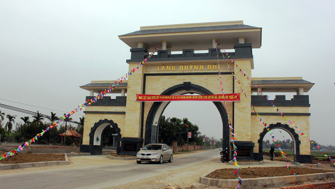 Cổng làng Quỳnh Đôi, huyện Quỳnh Lưu, Nghệ An được xây dựng với kinh phí gần 3 tỉ đồng - Ảnh: D.Hòa