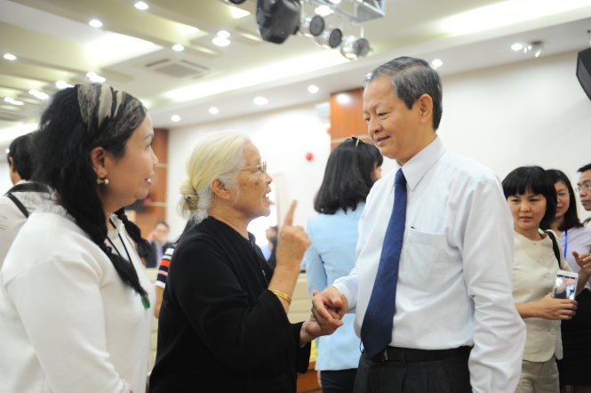 Các đại biểu trao đổi với Phó chủ tịch UBND TP.HCM Lê Văn Khoa (phải) tại hội nghị - Ảnh: Tự Trung