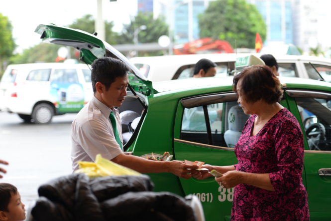 Nhiều hành khách đi taxi than phiền giá xăng dầu giảm nhưng tiền cước không giảm. Trong ảnh: số lượng hành khách đi taxi về sân bay Tân Sơn Nhất rất đông - Ảnh: Hữu Khoa