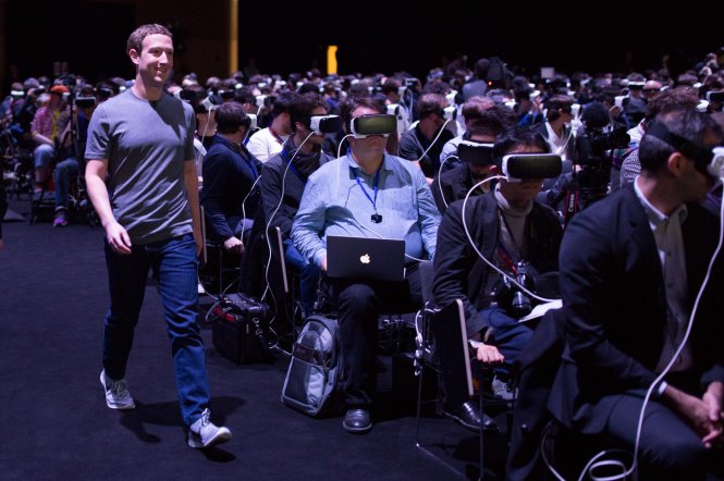 Tấm ảnh được ông chủ Facebook Mark Zuckerberg chia sẻ khi đang đi lên bục giới thiệu trong buổi ra mắt sản phẩm mới của Samsung tại Đại hội Di động Toàn cầu (MWC) 2016 ở Barcelona, Tây Ban Nha ngày 22-2 - Ảnh: Mark Zuckerberg/Facebook