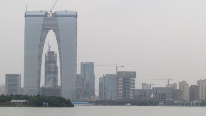 Tòa nhà Cổng phương Đông ở thành phố Tô Châu cũng bị so sánh với môt cái quần dài - Ảnh: Getty