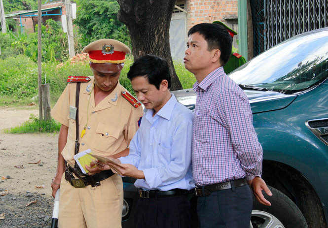Giám đốc Sở GTVT Gia Lai Nguyễn Hữu Quế (bìa phải) đột xuất kiểm tra thi hành công vụ tại một trạm cân liên ngành của tỉnh Gia Lai - Ảnh: B.D.