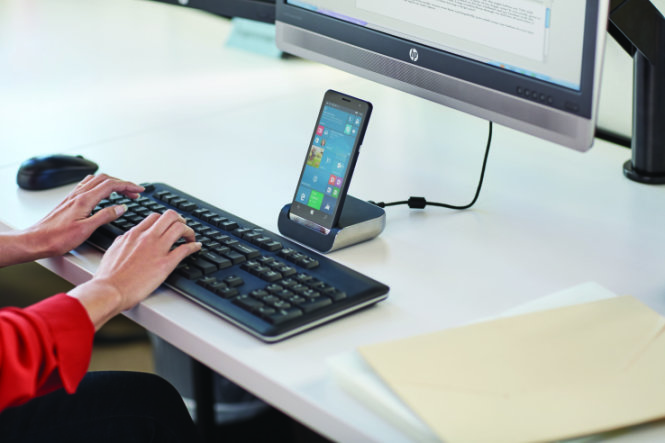 HP Elite X3 gắn kết với đế chuyên dụng, kết nối với màn hình, bàn phím và chuột, biến smartphone thành PC dùng Windows 10 - Ảnh: HP