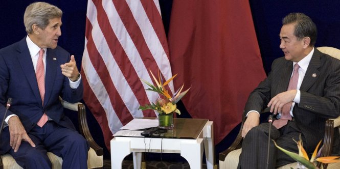 Ngoại trưởng Mỹ John Kerry (trái) và bộ trưởng ngoại giao Trung Quốc Vương Nghị tại một cuộc gặp song phương hồi tháng 8 năm ngoái ở Kuala Lumpur - Ảnh: Reuters