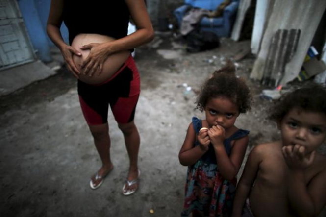 Cô Patricia Araujo (trái), 23 tuổi đang mang thai 7 tháng đứng cạnh hai con ở Recife, Brazil, nơi có dịch Zika bùng phát- Ảnh:Reuters