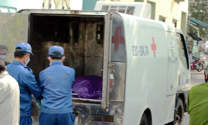 Thi thể nạn nhân được đưa lên xe chuyên dụng chuyển về nhà xác - Ảnh: Ngọc Khải