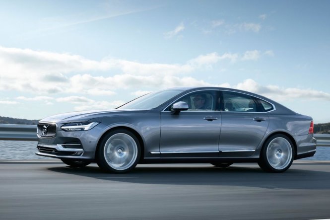 Chiếc Volvo S90 trên đường chạy - Ảnh: AutoExpress