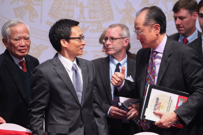 Phó thủ tướng Vũ Đức Đam (thứ hai từ trái qua) trao đổi với Chủ tịch Ngân hàng Thế giới Jim Yong Kim tại lễ công bố Báo cáo Việt Nam 2035 - Ảnh: Nguyễn Khánh