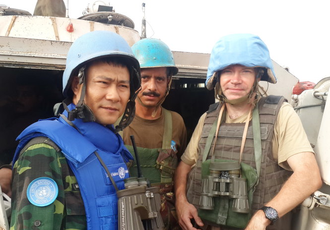 Trung tá Mạc Đức Trọng (bìa trái) cùng các đồng nghiệp Thụy Điển và Ấn Độ tại căn cứ Melut - Ảnh: nhân vật cung cấp