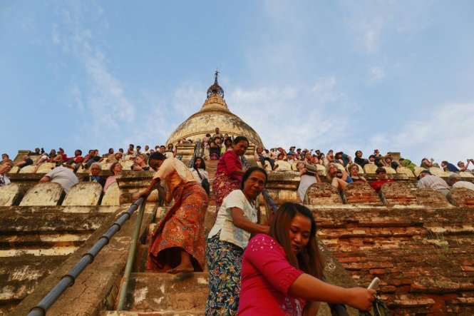 Đông đúc du khách chờ xem cảnh hoàng hôn từ trên các tầng cao của chùa cổ danh tiếng Shwesandaw - Ảnh: Reuters